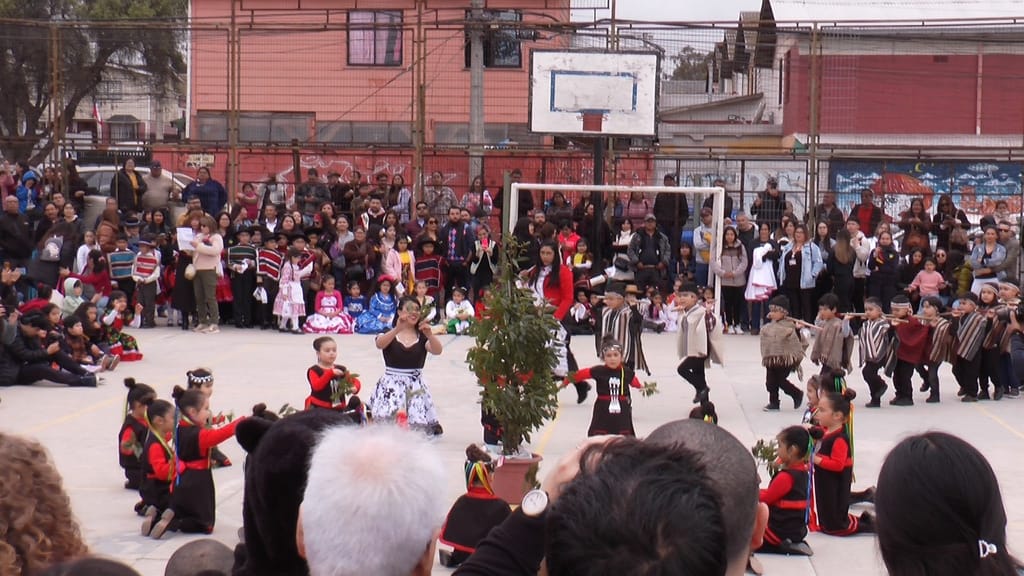 Colegio Fénix cerró el Mes de la Patria con una masiva “Fiesta Familiar de la Chilenidad” Colegio Fénix cerró el Mes de la Patria con una masiva “Fiesta Familiar de la Chilenidad”