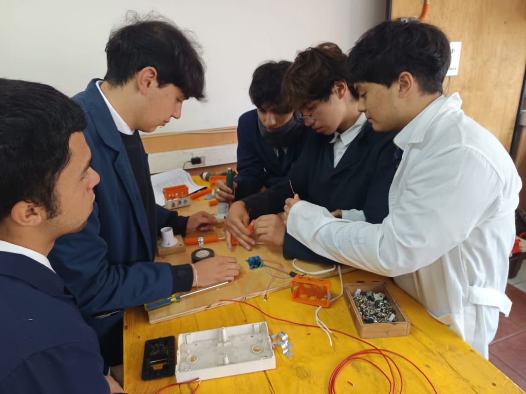 Duoc UC Valparaíso y Colegio Salesiano unen talentos en proyectos de innovación durante el Mes de la Educación Técnico-Profesional Duoc UC Valparaíso y Colegio Salesiano unen talentos en proyectos de innovación durante el Mes de la Educación Técnico-Profesional