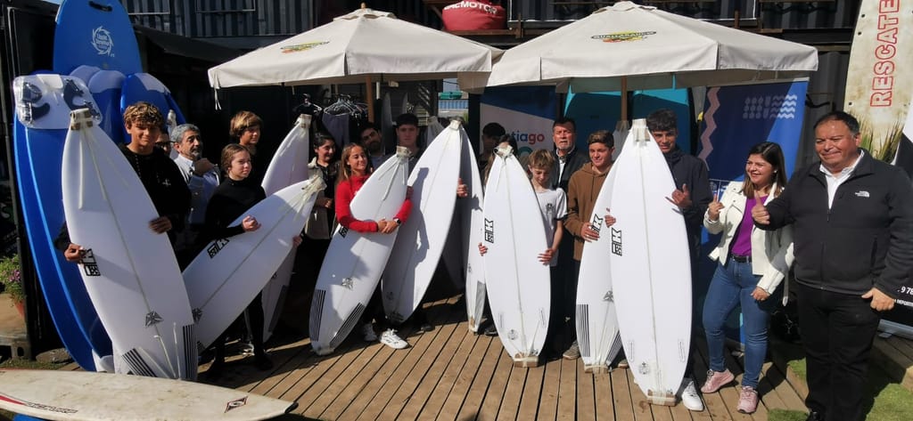 deportistas reciben tablas de surf deportistas reciben tablas de surf
