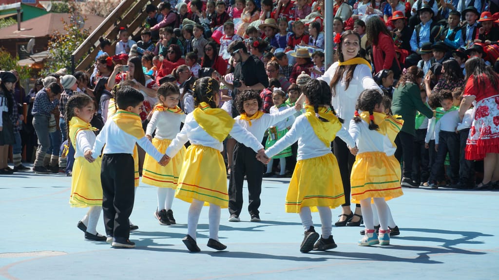 Fiesta Folclórica Latinoamericana en Escuela Poeta Neruda de Isla Negra Fiesta Folclórica Latinoamericana en Escuela Poeta Neruda de Isla Negra