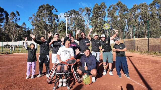 Alexander Cataldo comparte su experiencia con jóvenes tenistas de El Tabo