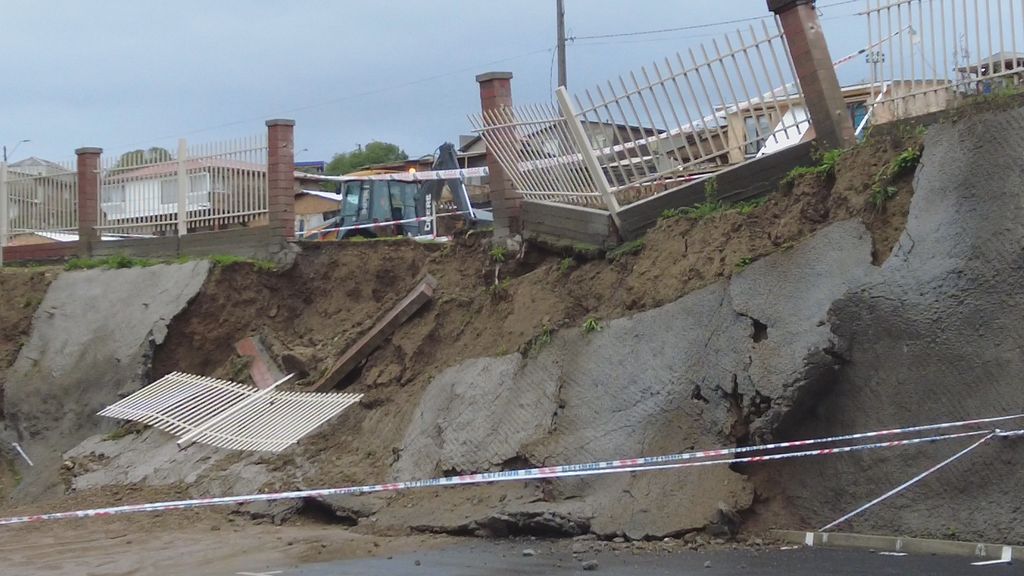 Intensas lluvias provocan un socavón en condominio de Cartagena y vecinos exigen respuesta Intensas lluvias provocan un socavón en condominio de Cartagena y vecinos exigen respuesta