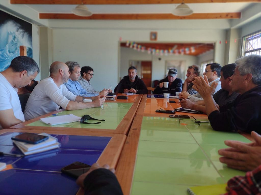 Pescadores y empresa de Aguas Pacífico Pescadores y empresa de Aguas Pacífico