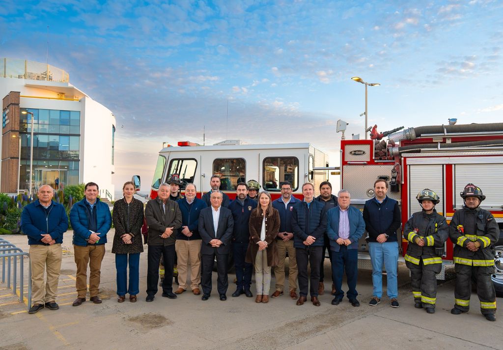 Los ejecutivos de los concesionarios portuarios junto a bomberos de San Antonio Los ejecutivos de los concesionarios portuarios junto a bomberos de San Antonio