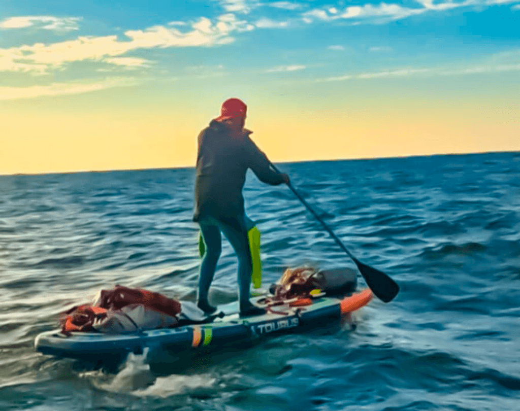 Oscar Olguín logra travesía histórica en SUP entre Algarrobo y Quintero: 30 horas remando sin descanso Oscar Olguín logra travesía histórica en SUP entre Algarrobo y Quintero: 30 horas remando sin descanso