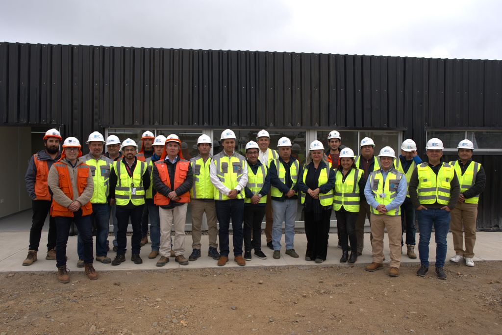 Los transportistas junto a la delegada presidencial y los ejecutivos de Puerto San Antonio