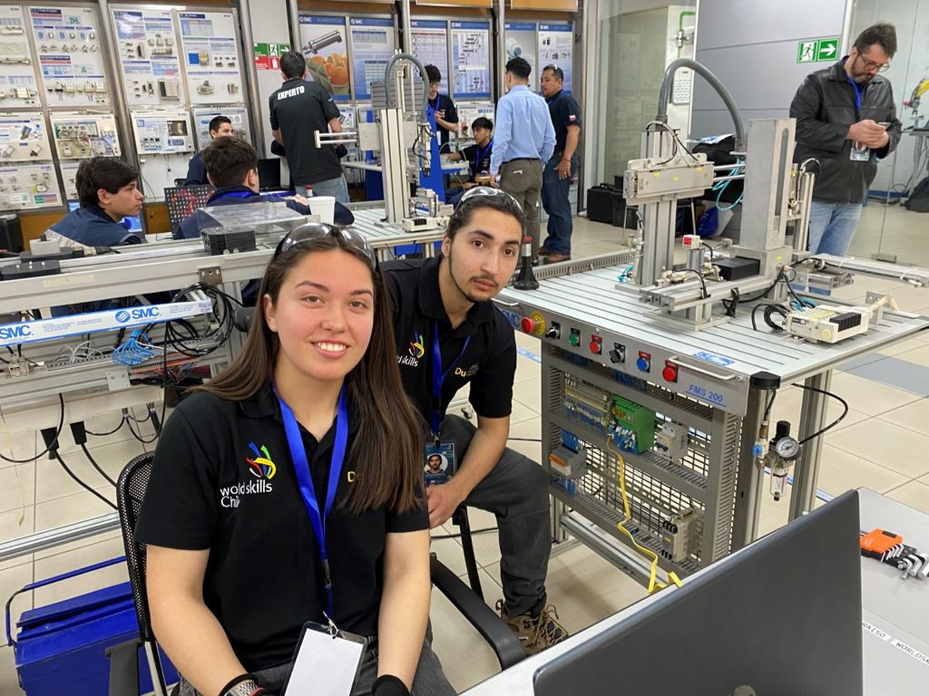 Estudiantes de Ingeniería en Electricidad y Automatización Industrial de Duoc UC Valparaíso Obtienen Medalla de Plata en WorldSkills Estudiantes de Ingeniería en Electricidad y Automatización Industrial de Duoc UC Valparaíso Obtienen Medalla de Plata en WorldSkills