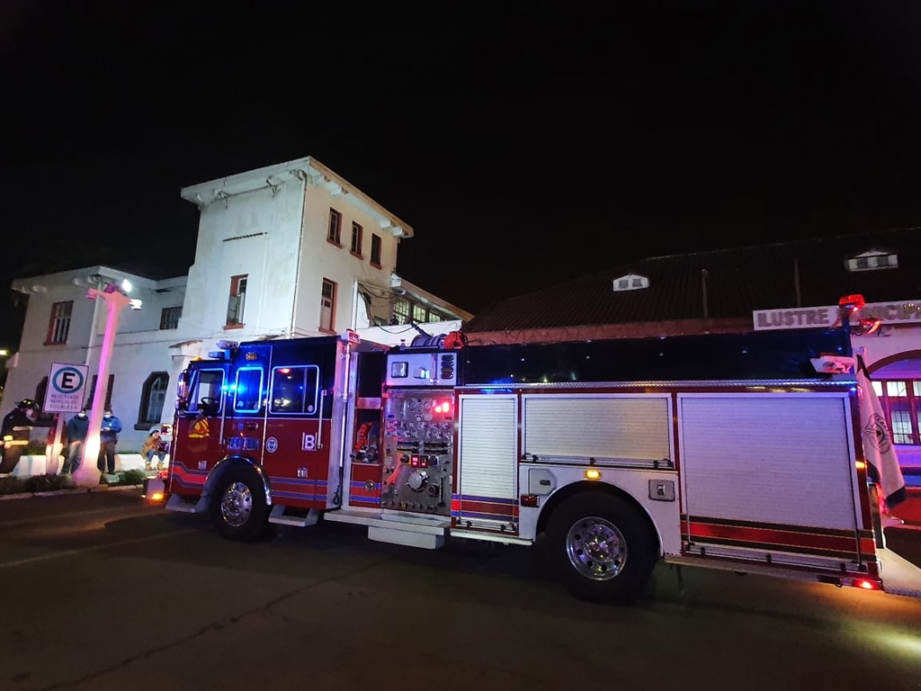 presentan nuevos carros para bomberos