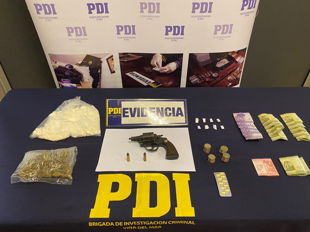 PDI detiene a madre e hija que armadas comercializaban drogas e PDI detiene a madre e hija que armadas comercializaban drogas e