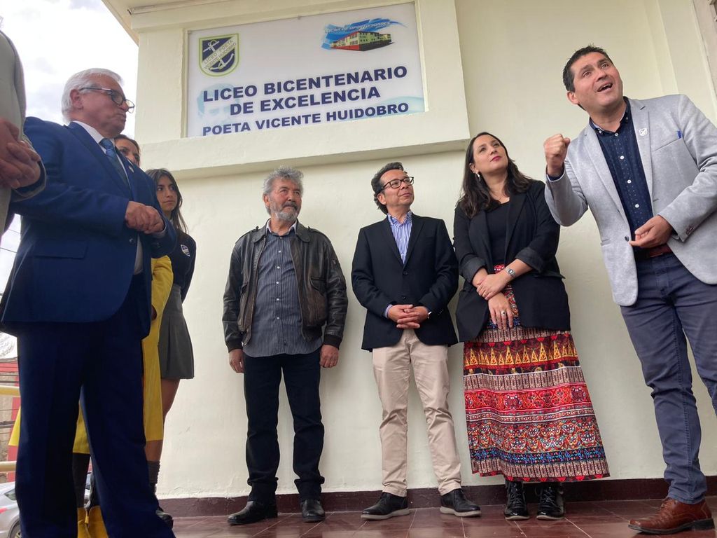 Liceo Poeta Vicente Huidobro ya es Bicentenario de Excelencia Liceo Poeta Vicente Huidobro ya es Bicentenario de Excelencia