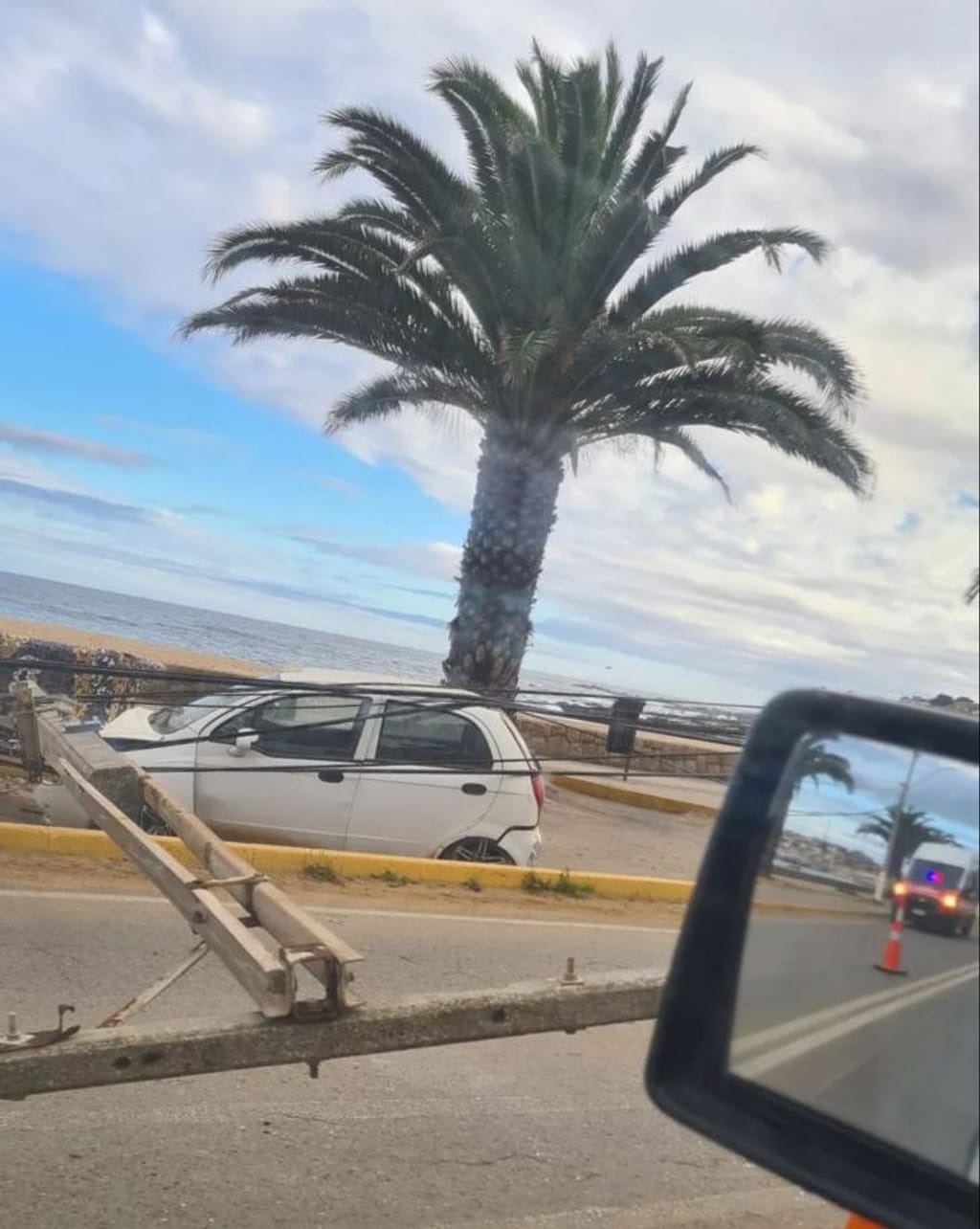 vehículo chocó poste d eluz vehículo chocó poste d eluz