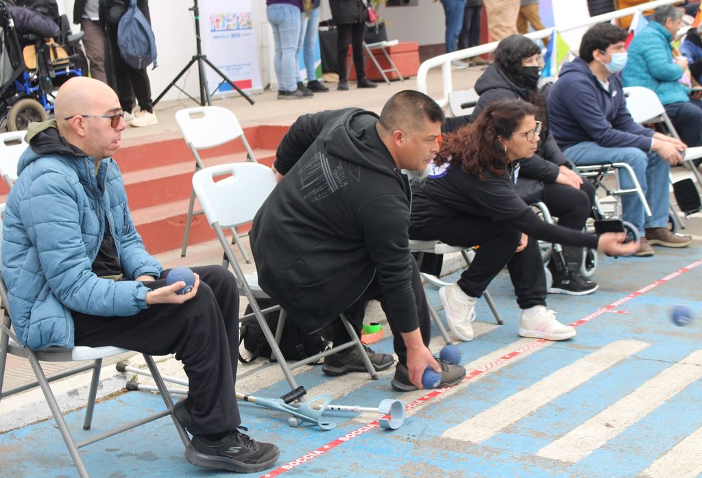 150 jugadoras y jugadores del deporte de bochas de la 1° Liga Comunal entrenaron en el frontis del municipio 150 jugadoras y jugadores del deporte de bochas de la 1° Liga Comunal entrenaron en el frontis del municipio