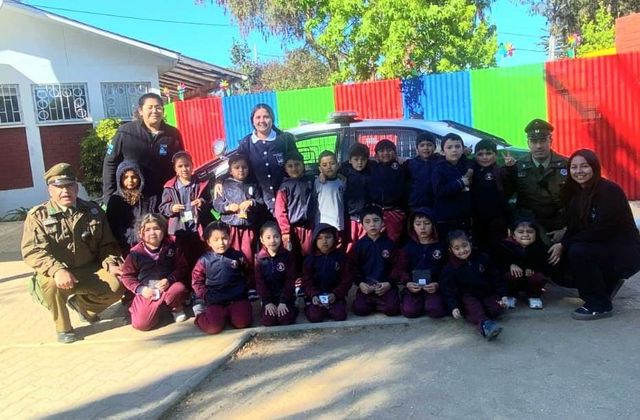 Visita de carabineros a Colegio de Santo Domingo