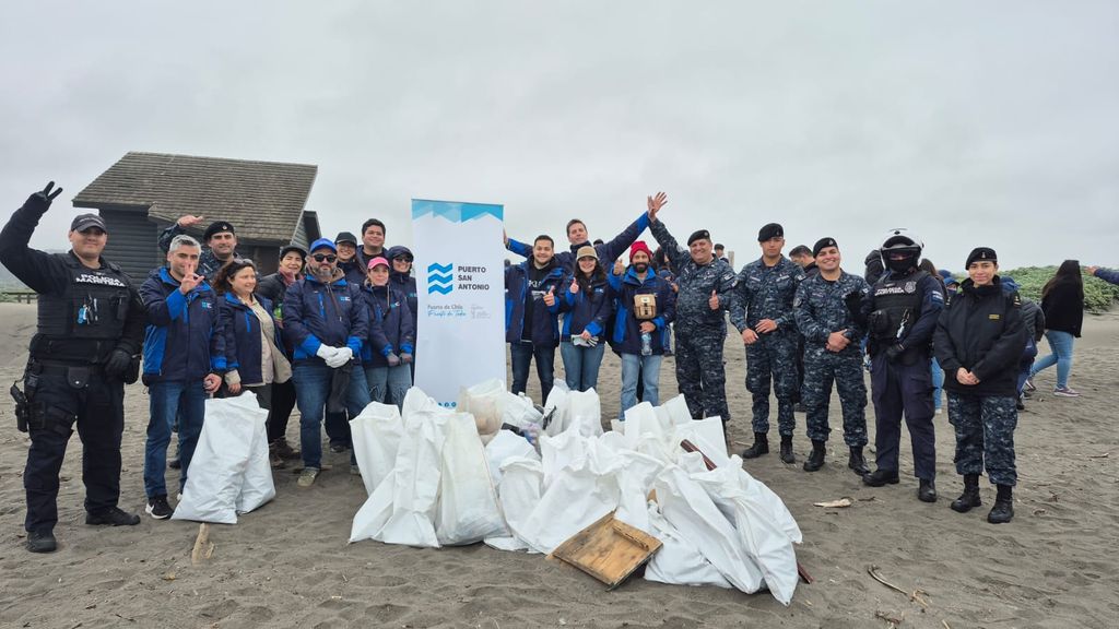 Armada, Puerto San Antonio, estudiantes y concesionarios portuarios se unieron en jornada de limpieza de playas