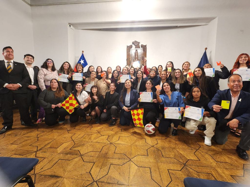 35 mujeres completan con éxito el primer Curso de Árbitras de Fútbol Amateur en Valparaíso