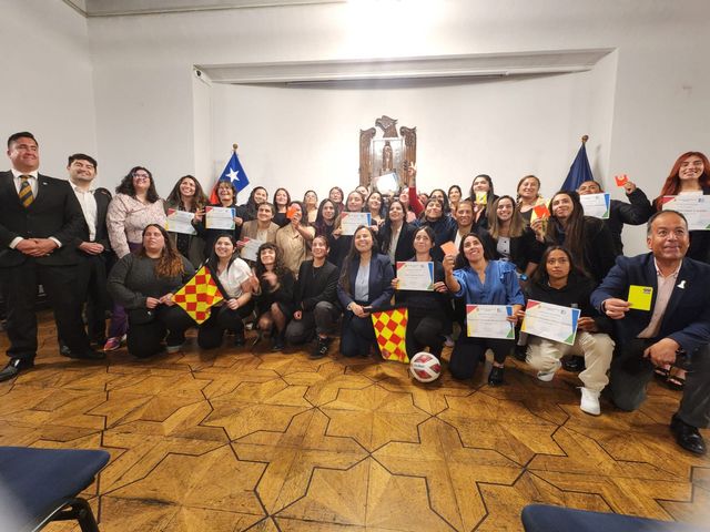 35 mujeres completan con éxito el primer Curso de Árbitras de Fútbol Amateur en Valparaíso