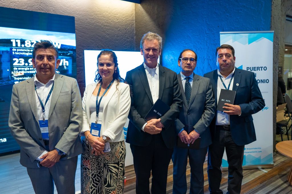 Equipo de Puerto San Antonio junto al ministro Juan Carlos Muñoz Equipo de Puerto San Antonio junto al ministro Juan Carlos Muñoz