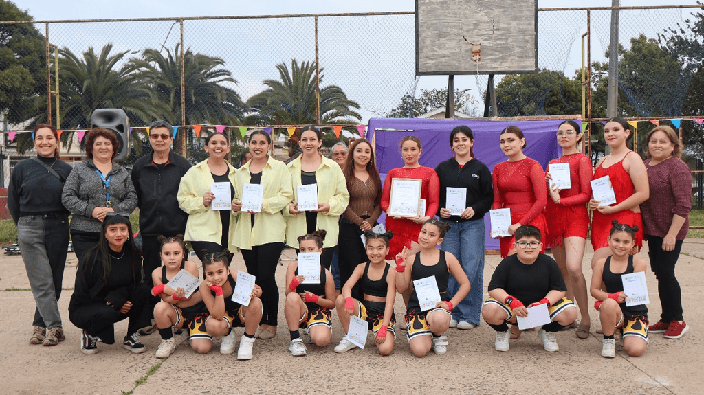 Niños y niñas del Barrio Los Claveles celebran el Mes de la Infancia con teatro de títeres y microcuentos gracias al Programa Quiero Mi Barrio Niños y niñas del Barrio Los Claveles celebran el Mes de la Infancia con teatro de títeres y microcuentos gracias al Programa Quiero Mi Barrio