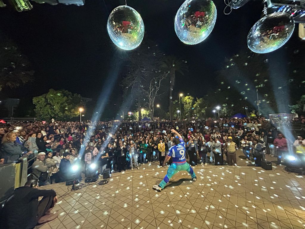 “Plaza de los 80” encantó a sanantoninos con una fiesta explosiva repleta de música, animación y entretención