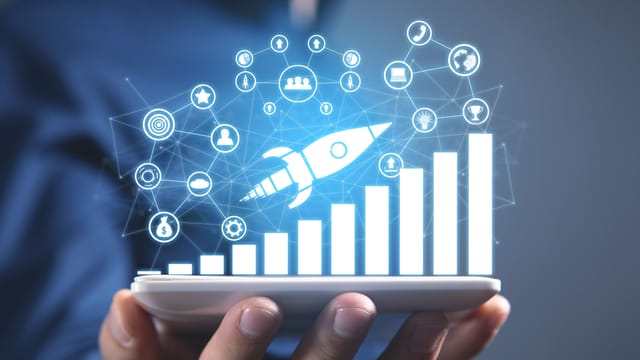 hombre-mostrando-cohete-grafico-iconos-red-inicio-financiero-exito-crecimiento hombre-mostrando-cohete-grafico-iconos-red-inicio-financiero-exito-crecimiento