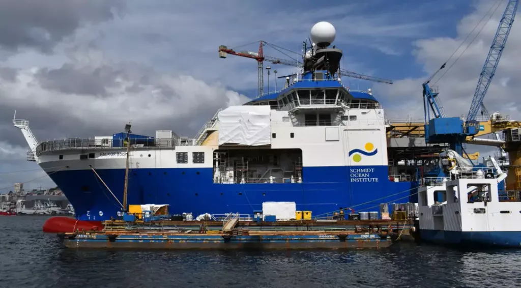 Conversión-Falkor-Too-en-el-astillero-Freire-Shipyard Conversión-Falkor-Too-en-el-astillero-Freire-Shipyard