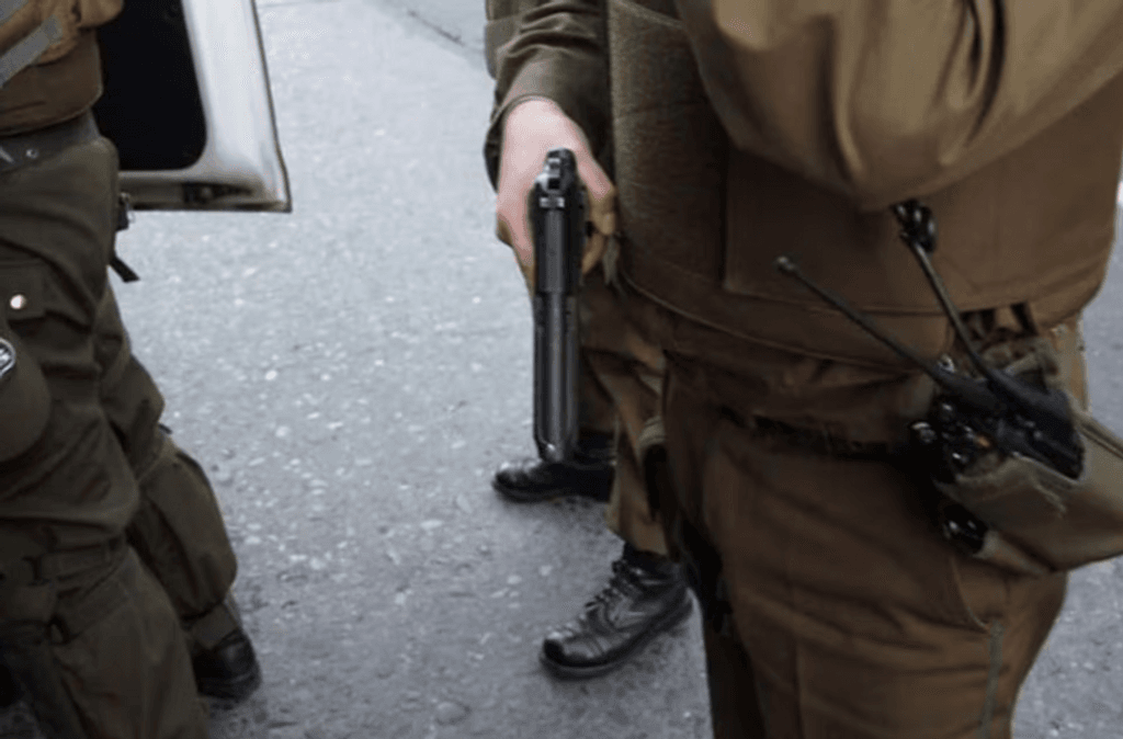 carabinero con arma carabinero con arma