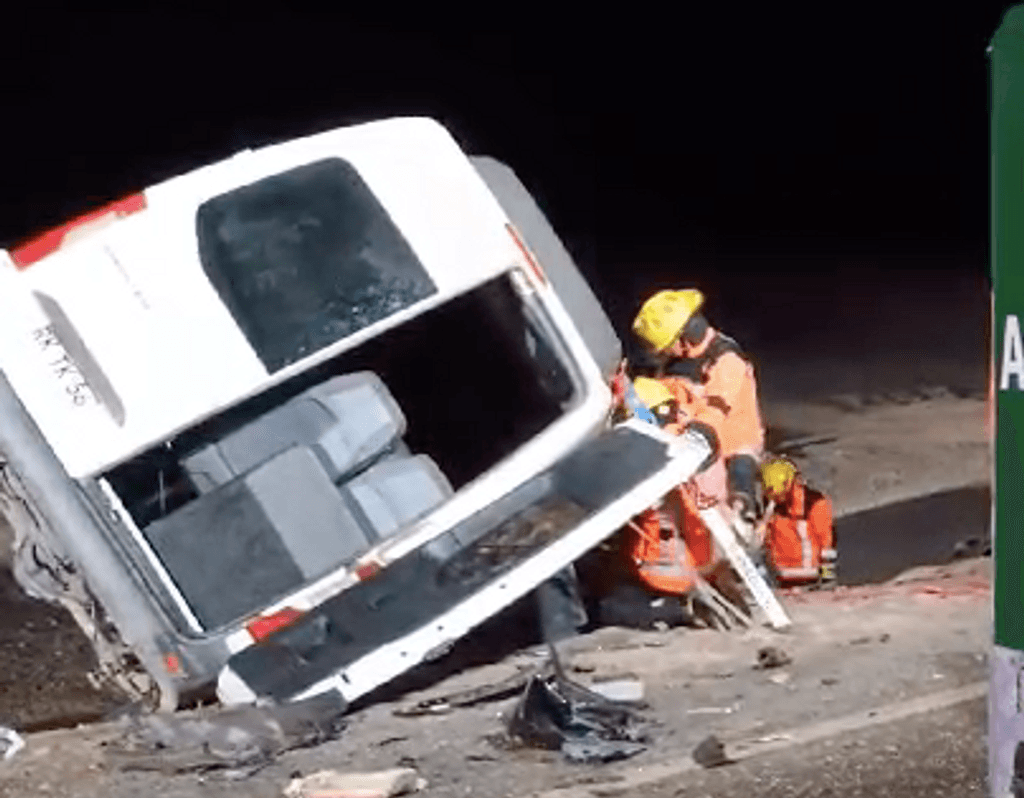 choque de vehículo con minibus choque de vehículo con minibus