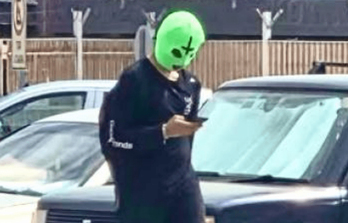 adolescente enmascarado