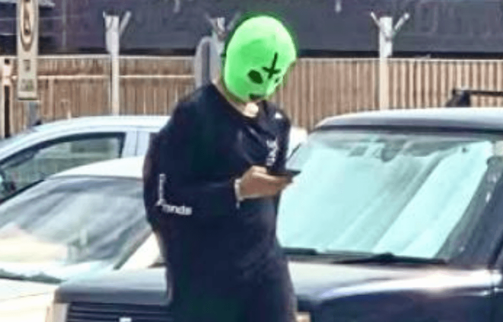 adolescente enmascarado