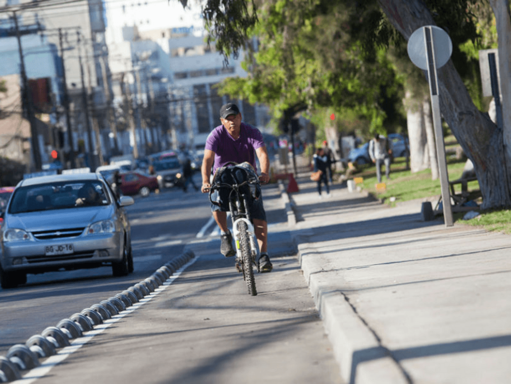 Ciclista en ciclovia Ciclista en ciclovia