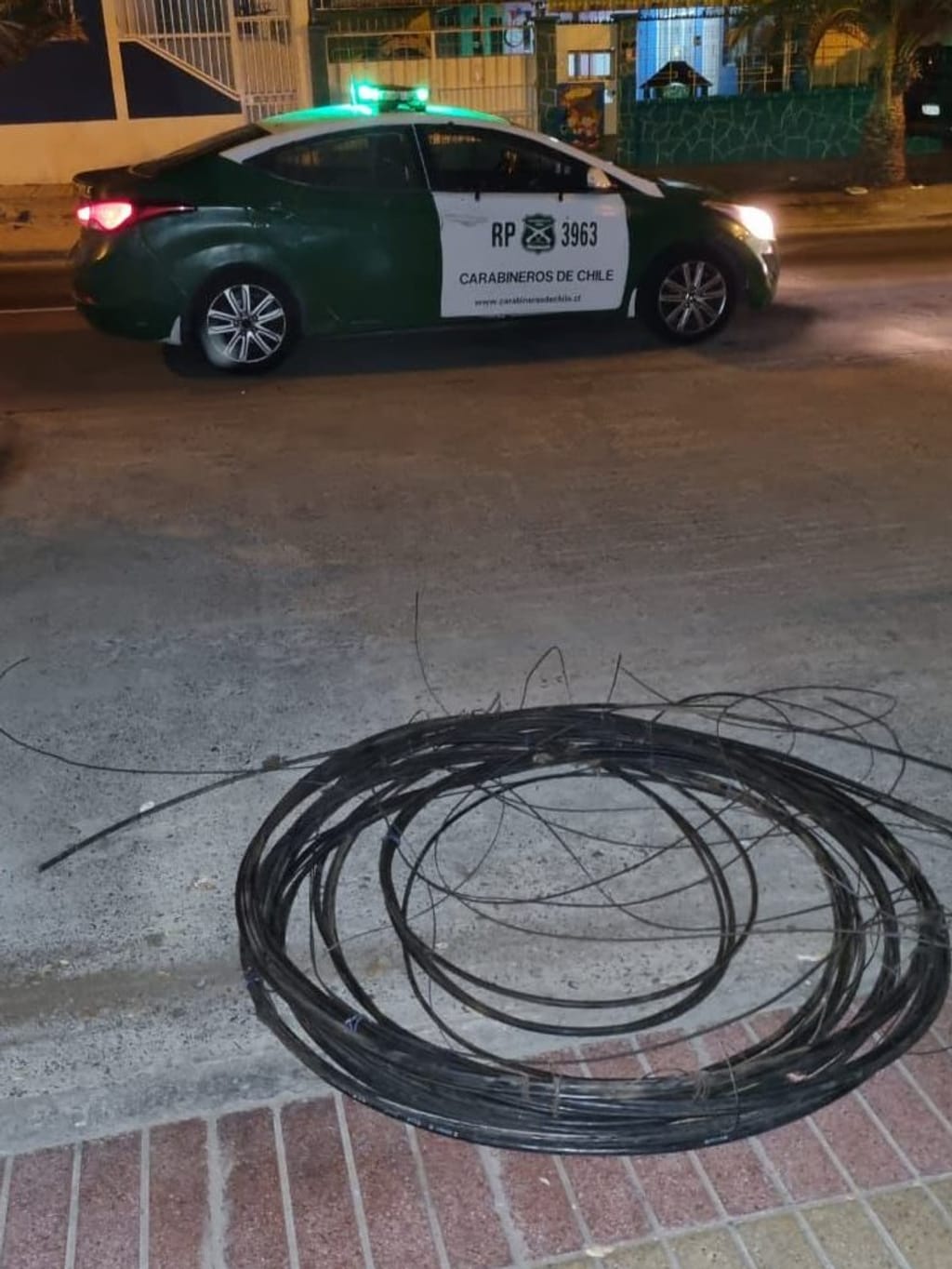 hombre robando cables hombre robando cables