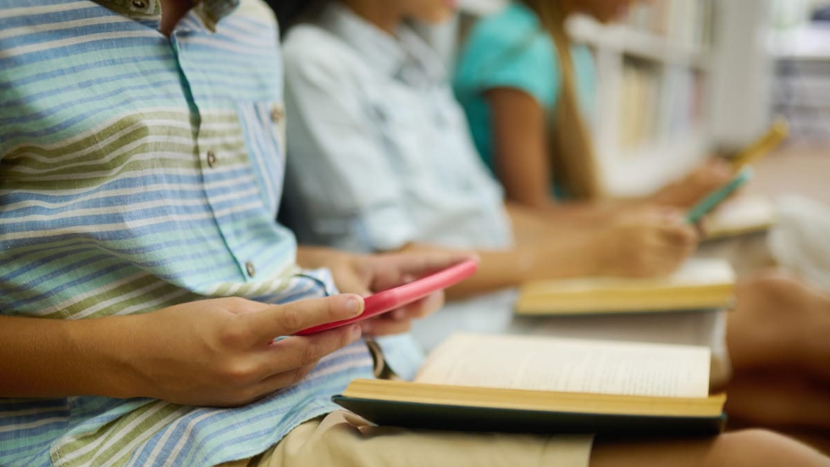 Proyecto de ley para prohibir uso de celulares en la sala de clases