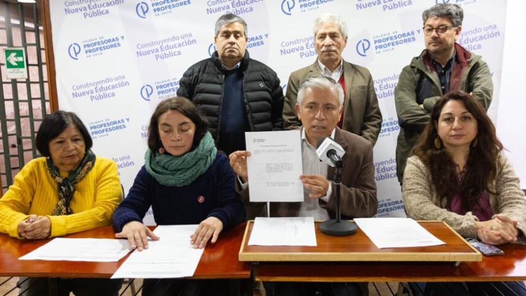 Colegio de Profesoras y Profesores de Chile Colegio de Profesoras y Profesores de Chile