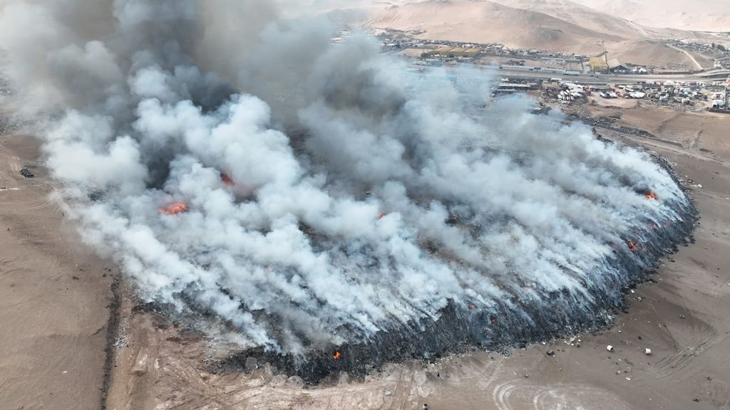 Incendio vertedero clandestino, Alto Hospicio Incendio vertedero clandestino, Alto Hospicio