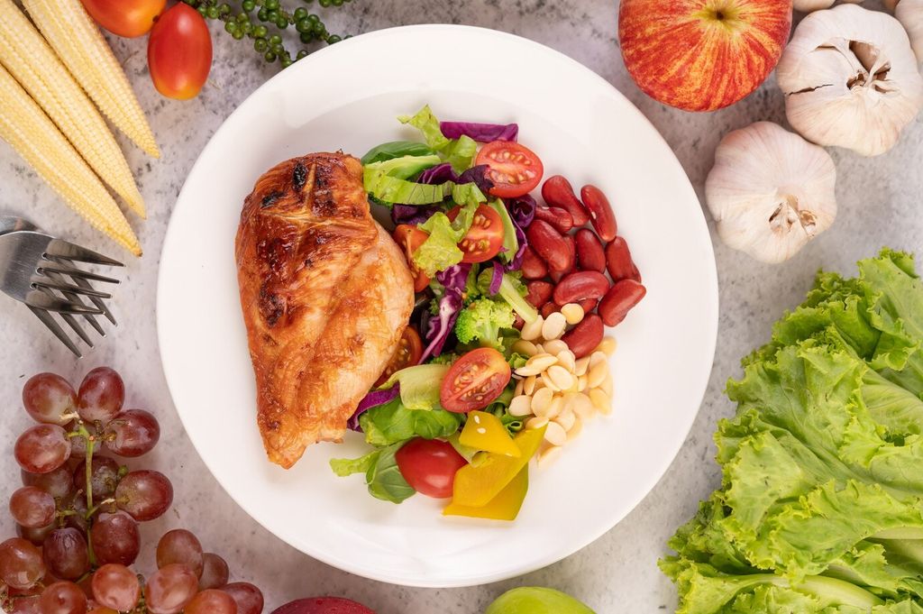 filete-pollo-cubierto-sesamo-blanco-guisantes-tomates-brocoli-calabaza-plato-blanco_1150-24770 filete-pollo-cubierto-sesamo-blanco-guisantes-tomates-brocoli-calabaza-plato-blanco_1150-24770