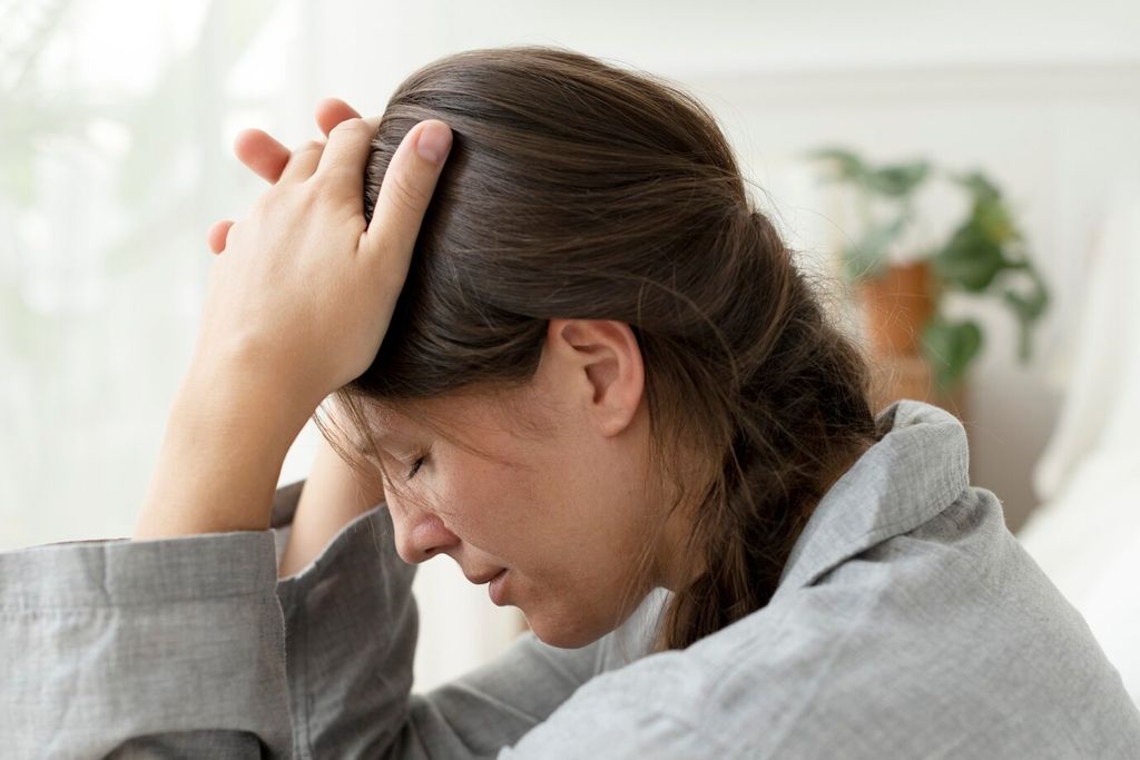 mujer-que-sufre-migrana-dolor-cabeza_53876-125366 mujer-que-sufre-migrana-dolor-cabeza_53876-125366
