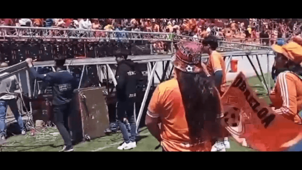 PANTALLA APLASTÓ HINCHAS PANTALLA APLASTÓ HINCHAS