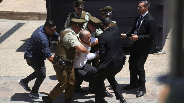 Revelan contenido del maletín de hombre que interrumpió homenaje a expresidente Piñera Revelan contenido del maletín de hombre que interrumpió homenaje a expresidente Piñera