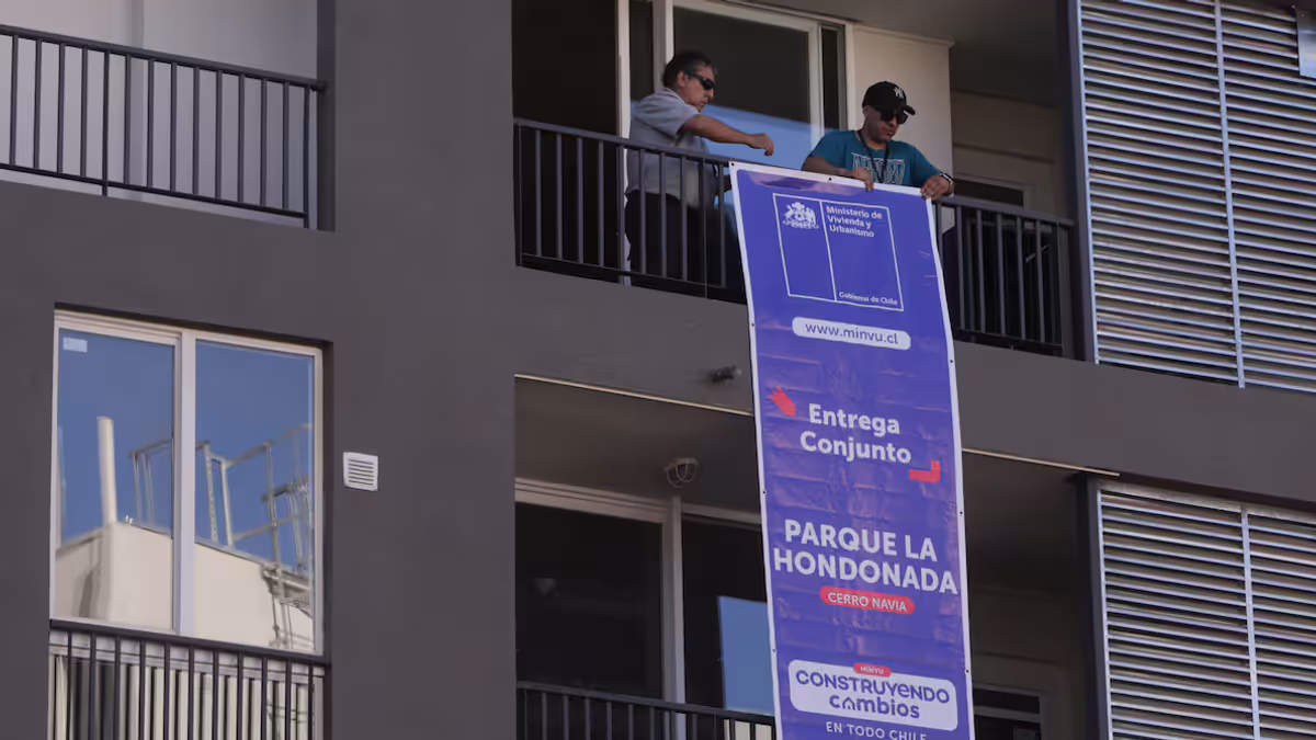 Minvu admite crisis en viviendas sociales por deuda de US$1.000 millones Minvu admite crisis en viviendas sociales por deuda de US$1.000 millones