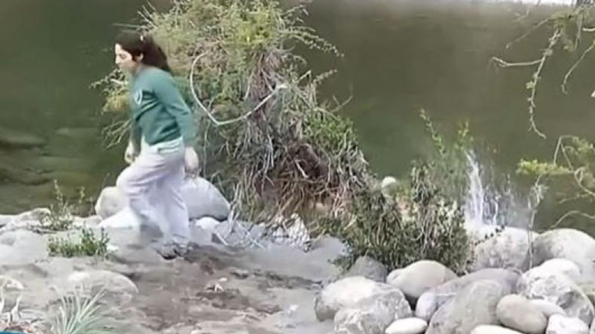 Mujer empuja a adulto mayor Mujer empuja a adulto mayor
