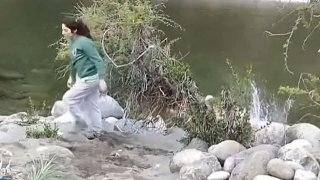 Mujer empuja a adulto mayor Mujer empuja a adulto mayor