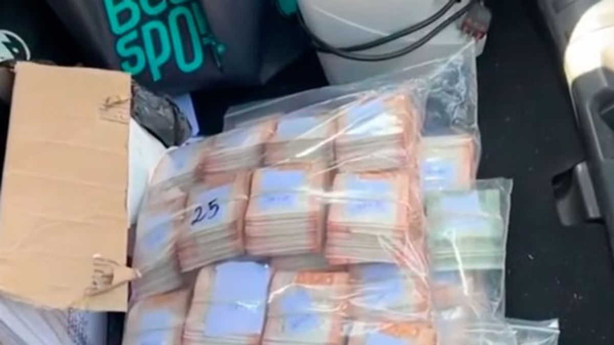 Recuperan parte del dinero sustraído a Brinks tras allanamiento en Cerro Navia Recuperan parte del dinero sustraído a Brinks tras allanamiento en Cerro Navia