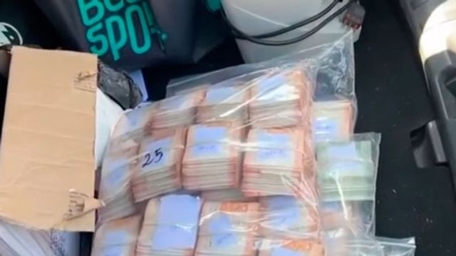 Recuperan parte del dinero sustraído a Brinks tras allanamiento en Cerro Navia Recuperan parte del dinero sustraído a Brinks tras allanamiento en Cerro Navia