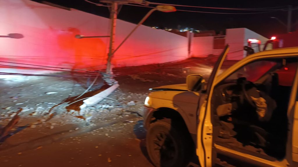 Colisión vehículo con poste Colisión vehículo con poste