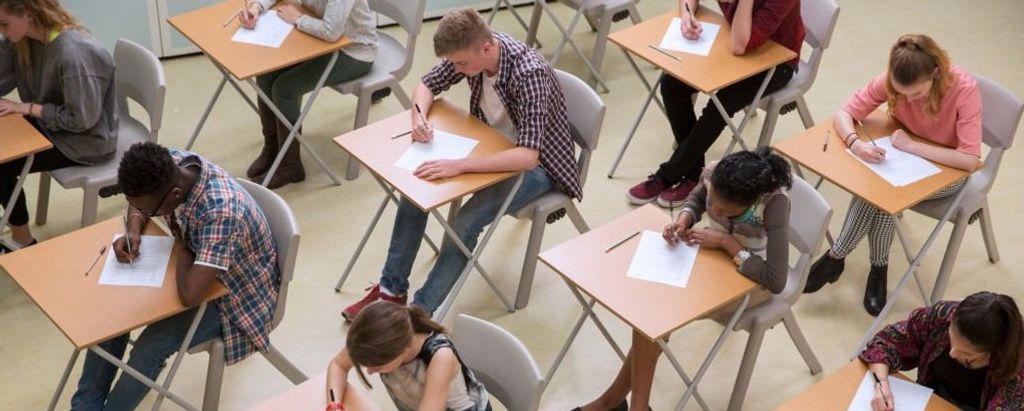 Estudiantes en examen Estudiantes en examen