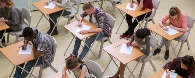 Estudiantes en examen Estudiantes en examen