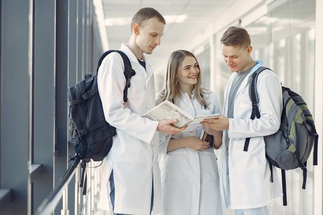 Estudiantes de Medicina en Pasillo