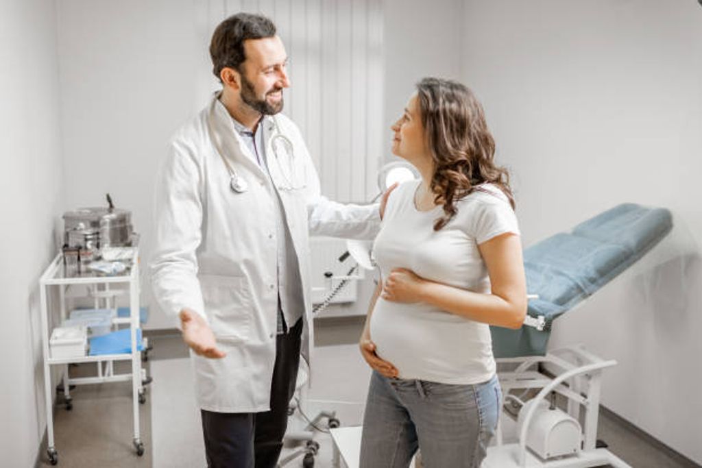 Embarazada y Médico Embarazada y Médico