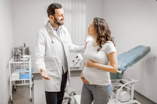 Embarazada y Médico Embarazada y Médico