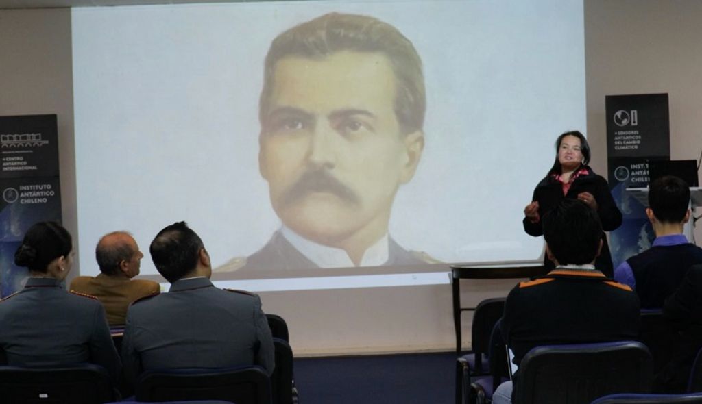 Sonia Pinheiro explicando la vida y obra de Luiz de Saldanha al publico asistente Sonia Pinheiro explicando la vida y obra de Luiz de Saldanha al publico asistente